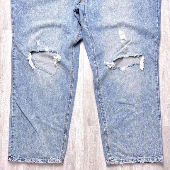 Woman's Plus Size NWT Distressed Straight Leg Jeans 24W - Picture 3 of 5